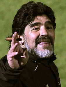 Maradona fuma charuto e faz golaço!