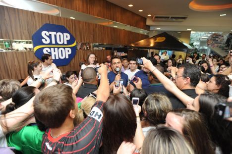 Julio Rocha enlouquece fãs no Stop Shop 