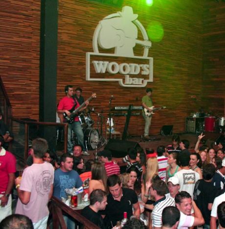 Wood's Bar com as melhores festas sertanejas de BC!
