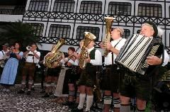 Banda alemã dá palhinha no centro de Blumenau