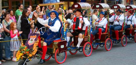 Desfile da Oktoberfest contagia turistas e blumenauenses