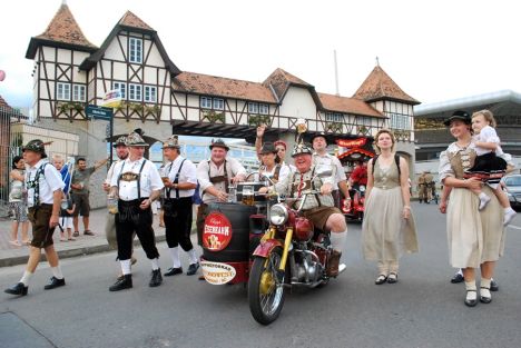 Desfiles são atrações na Sommerbierfest