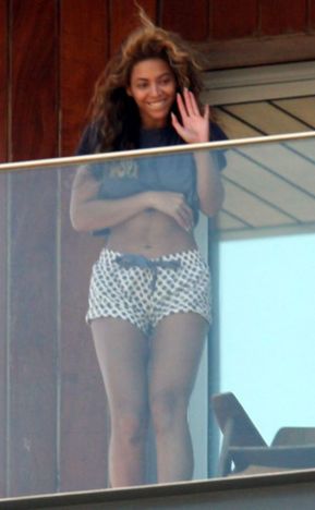 Beyonce aparece na Janela de seu Hotel