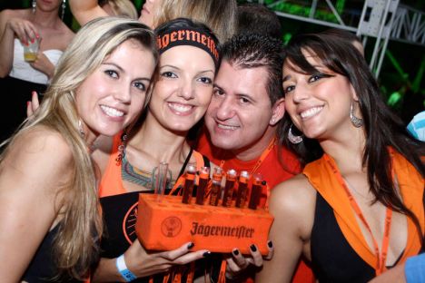 Marrone com as meninas do Jagermeister