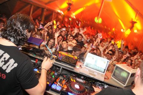 Sharam toca no Warung por mais de 9h