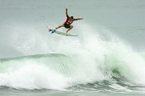 Joel Parkinson confirmou o favoritismo no primeiro dia do Billabong Pro Santa Catarina