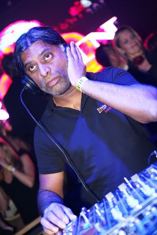 DJ Ravin se apresentou no Confraria Bar em Floripa