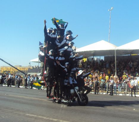 Pirâmide Humana no Desfile da Oktoberfest 2010