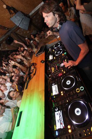 Hernan Cattaneo com um long set na White Party do Warung